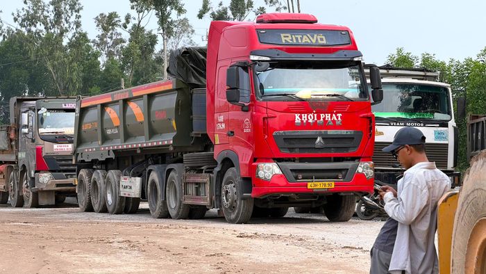 Bên cạnh đó, nhiều xe đầu kéo mang biển kiểm soát Đà Nẵng vào Quảng Ngãi vận chuyển đá phục vụ các công trình, dự án hạ tầng, bất động sản lớn... đã khiến nhu cầu đá vượt xa khả năng cung ứng của các mỏ trên địa bàn.