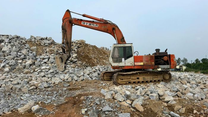 Ông Lê Văn Tịnh, Giám đốc điều hành mỏ đá Hố Chuối (xã Thọ Phong) cho biết, là một trong những mỏ còn công suất khai thác năm, đơn vị tổ chức khai thác bám sát yêu cầu của giấy phép, giữ giá bán ổn định. Dù đã nỗ lực sản xuất nhưng không thể đáp ứng được nhu cầu rất lớn của thị trường, trong mỏ lúc nào cũng thường trực hàng chục xe chờ lấy đá, có xe phải chờ nhiều ngày mới tới lượt nhận hàng.
