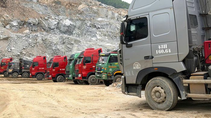 Từng đoàn xe tải xếp hàng, chờ đợi từ 2 - 3 ngày, thậm chí 4-5 ngày mới đến lượt mua hàng.