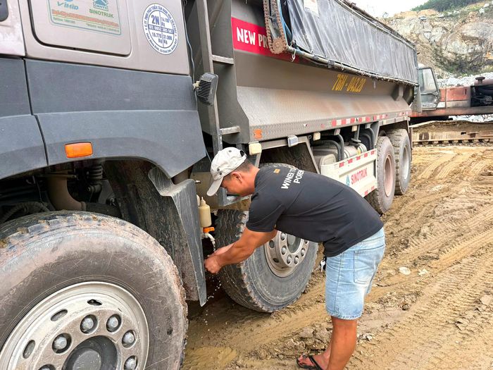 Chung cảnh ngộ với anh Duy, nhiều tài xế chia sẻ, họ phải ở lại mỏ nhiều ngày, xếp hàng chờ đến lượt để mua được 1 xe đá.