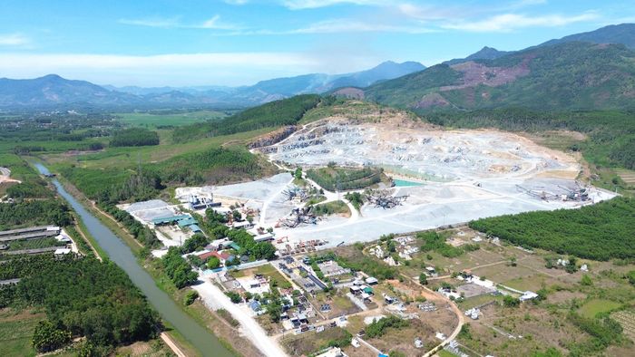 Nguyên nhân do đang cao điểm xây dựng, nhưng hiện các mỏ đá lớn ở khu vực phía Đông tỉnh Quảng Ngãi hầu như đã hết công suất năm, dừng khai thác; còn nhiều mỏ ở phía Tây tỉnh (Kon Tum) cũ bị thu hồi hoặc không gia hạn giấy phép, tạm dừng khai thác. Vì vậy, nhu cầu đổ dồn về các mỏ đang khai thác.