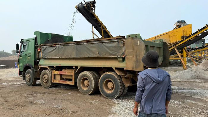 Anh Phạm Duy, lái xe đầu kéo BKS 43H-074.70, ngụ thành phố Đà Nẵng cho biết, tháng trước mình kéo được 7 chuyến hàng. Nhưng tháng này, nay đã 15/9, mình mới kéo được 2 chuyến, thu nhập giảm sâu. "Ăn ngủ trên xe ở mỏ cả tuần mới mua được một xe đá. Công trường cần đá, nhưng chúng tôi không mua được cũng đành chịu", anh Duy thở dài.