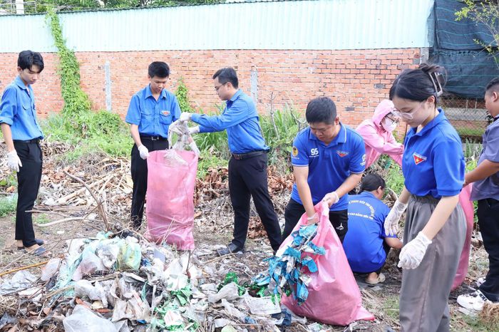 Tuổi trẻ Vĩnh Long chung tay bảo vệ môi trường.