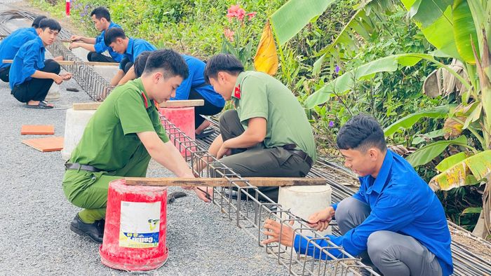 Lực lượng đoàn viên cùng tham gia xây dựng cầu tại xã Cái Nhum.