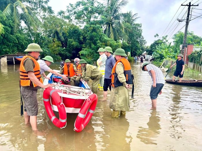 Xã Nông Cống dùng thuyền để hỗ trợ di dời người dân đến nơi an toàn.