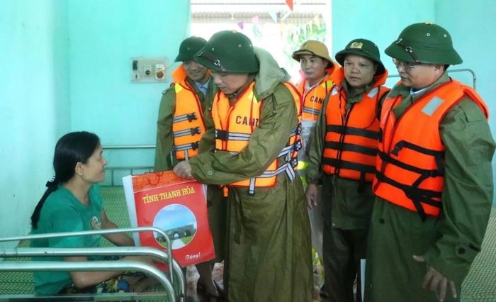 Chủ tịch UBND tỉnh Thanh Hóa Tô Anh Dũng thăm hỏi, động viên người dân ở vùng rốn lũ xã Kim Tân.