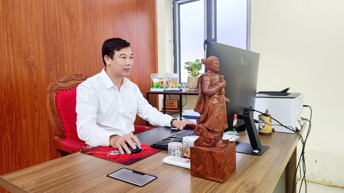 Ông Phạm Đức Lợi, Giám đốc Trung tâm Dịch vụ sự nghiệp công xã Bình Tuyền tập trung chỉ đạo tuyên truyền Phong trào "Bình dân học vụ số".