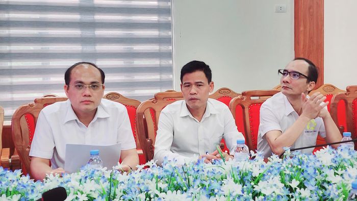 Ông Trương Thành Nam, Trưởng phòng Văn hóa - Xã hội xã Bình Tuyền cùng các đại biểu dự hội nghị.