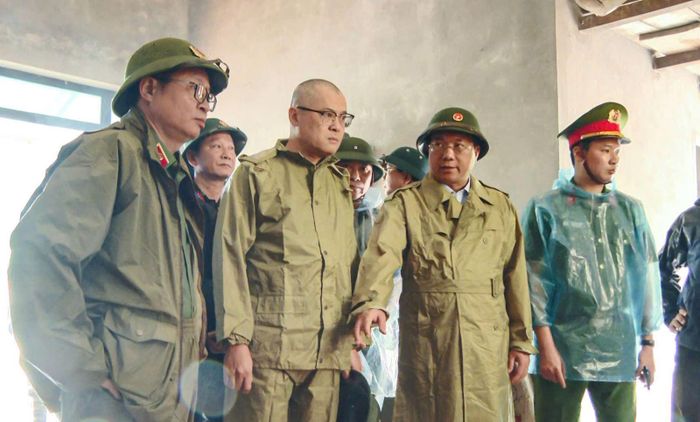 Lãnh đạo tỉnh Phú Thọ trực tiếp kiểm tra hiện trường, thăm hỏi gia đình các nạn nhân và chỉ đạo công tác tìm kiếm, cứu nạn, khắc phục hậu quả tại xã Đà Bắc.