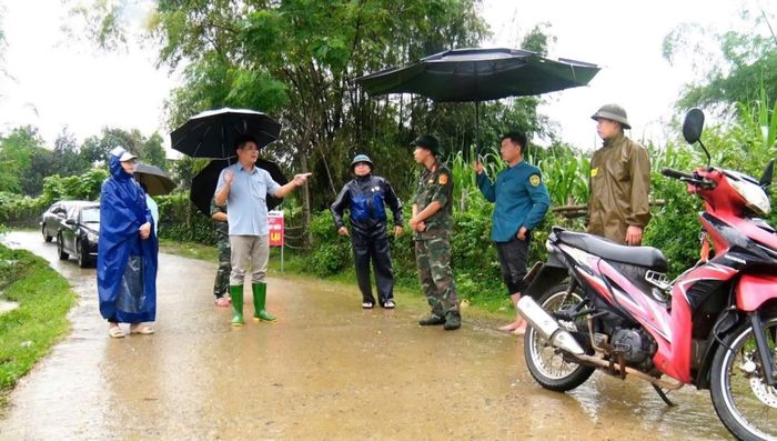 Chính quyền địa phương và lực lượng chức năng bám sát địa bàn, rà soát kỹ các khu vực có nguy cơ sạt lở để đảm bảo an toàn cho người dân.