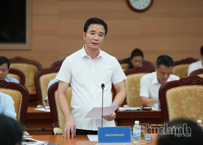 Chánh Văn phòng Bộ Tài chính Vũ Cao Sơn trình bày báo cáo. Ảnh: Mạnh Tuấn