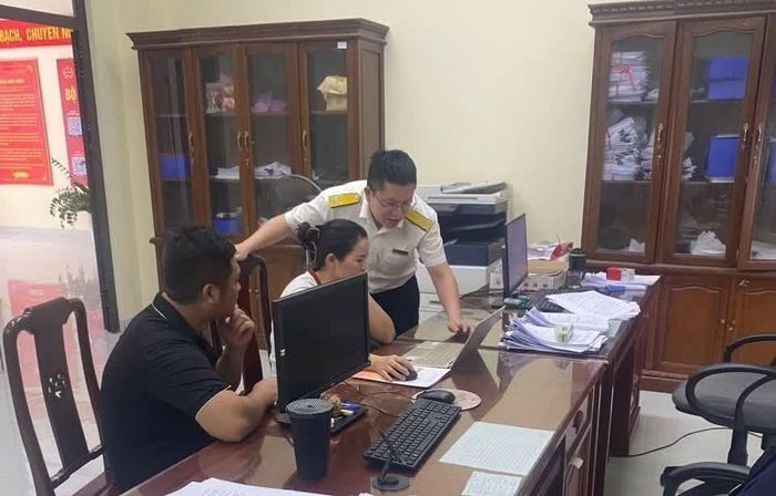 Công chức Thuế tỉnh Cao Bằng hỗ trợ người nộp thuế. Ảnh: CTV.