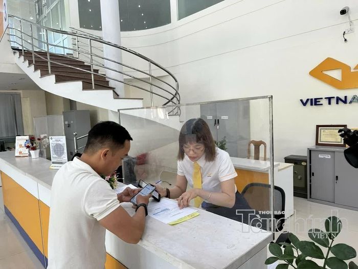 Người dân thực hiện mua thẻ BHYT qua Tổ chức hỗ trợ phát triển đối tượng là cơ quan bưu điện. Ảnh: PV