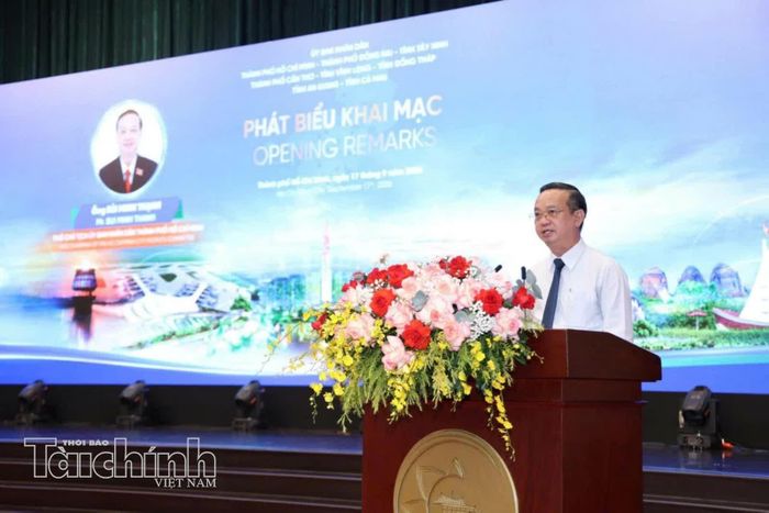 Ông Bùi Minh Thạnh - Thành ủy viên, Phó Chủ tịch UBND TP. Hồ Chí Minh chia sẻ tại hội nghị. Ảnh: Lạc Nguyên