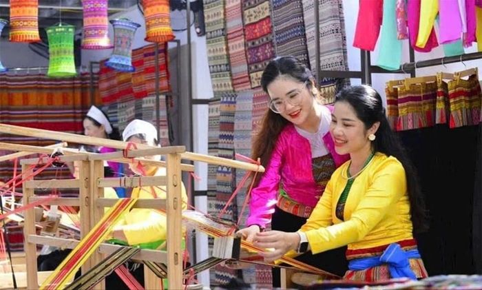 Trang phục và nghề dệt thổ cẩm Mường là nguồn tài nguyên văn hóa đắt giá