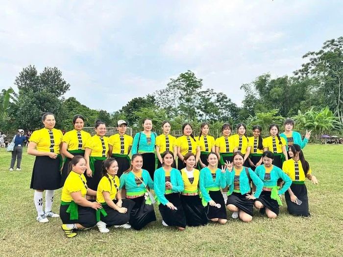 Các chị em nữ dân tộc Mường Vân Sơn, tỉnh Phú Thọ tham gia giải bóng đá nữ các dân tộc thiểu số Việt Nam tại Lào Cai. Ảnh: Bí thư Xứ Mường