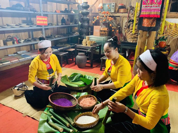 Ẩm thực cũng là một nguồn lực đáng chú ý. Các món ăn truyền thống không chỉ đáp ứng nhu cầu tiêu dùng mà còn chứa đựng tri thức về môi trường, mùa vụ, sản xuất nông nghiệp và quan hệ cộng đồng