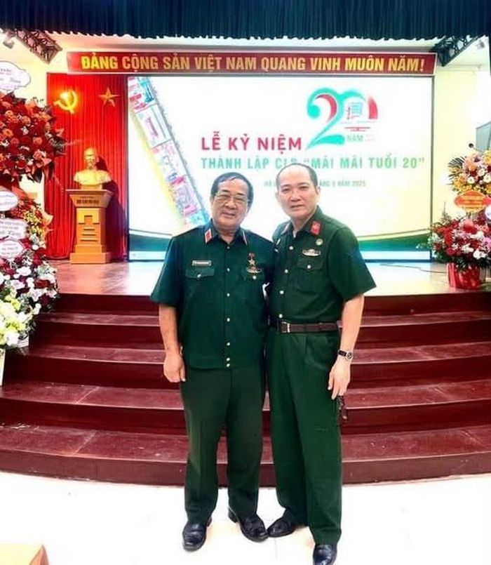 Thành Đô (bên phải) & Trung tướng Anh hùng LLVTND Đoàn Sinh Hưởng tại sự kiện " Mãi mãi tuổi 20'' - Ảnh : Thành Đô
