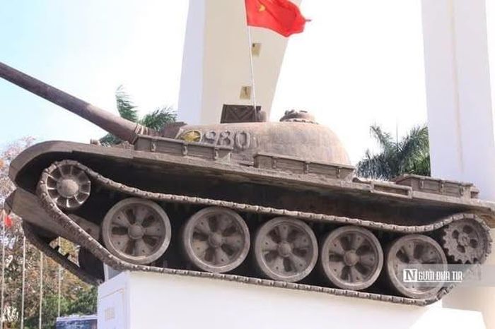 Tượng đài và  xe tăng 980 tại ngã 6 Buôn Ma Thuột