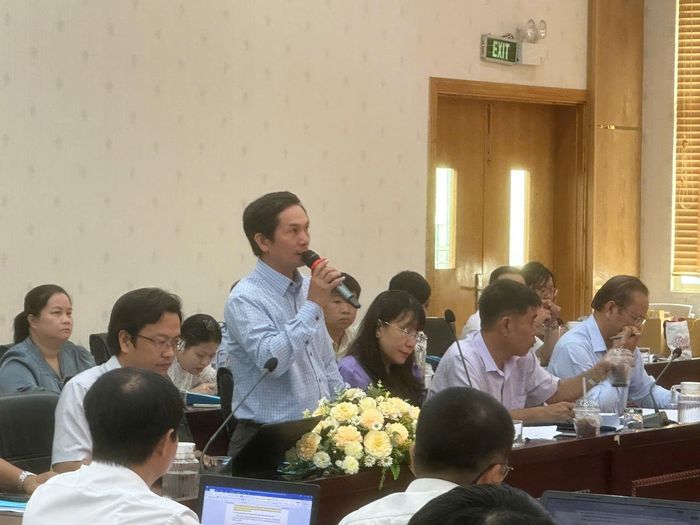 Ông Mai Văn Khánh, đại diện HTX Rau sạch GAP (RASAFOOD) đóng góp ý kiến về những khó khăn và giải pháp hỗ trợ HTX nông nghiệp phát triển. Ảnh: Mai Khánh↵