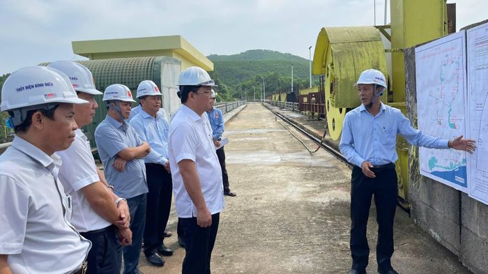 Chủ tịch UBND thành phố Lê Trí Thanh nghe báo cáo về phương án tăng hành lang thoát lũ từ đơn vị quản lý hồ.