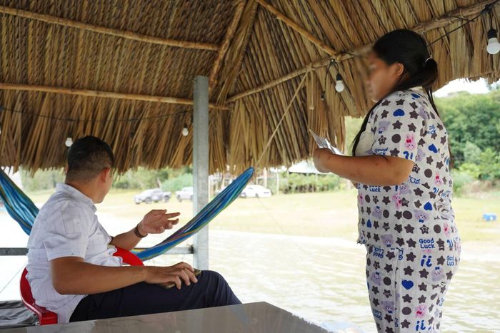 Nhân viên N. giới thiệu các dịch vụ ăn uống, vui chơi và trải nghiệm trên mặt nước tại điểm kinh doanh ven hồ Dầu Tiếng.