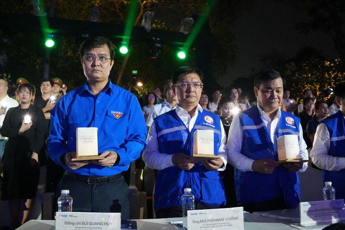 Các đại biểu tưởng niệm những người đã mất vì đại dịch Covid-19. Ảnh: Thạc Hiếu