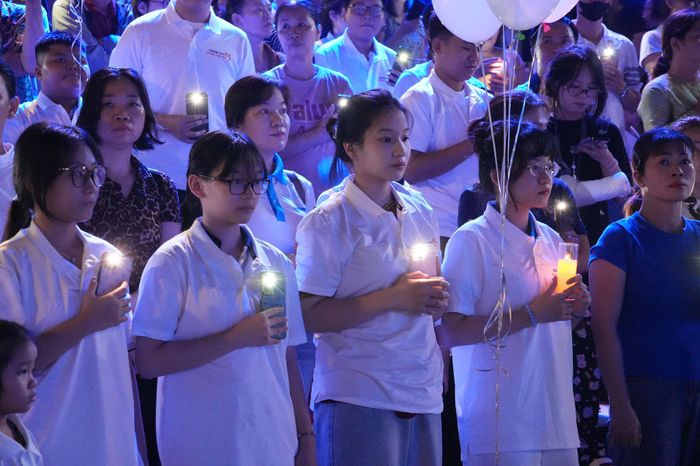 Hàng nghìn ánh nến và ánh sáng từ điện thoại được thắp lên tưởng niệm những người đã mất vì đại dịch Covid-19. Ảnh: Thạc Hiếu