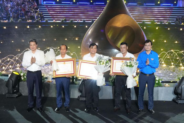 Cá nhân, tập thể Báo Thanh Niên được khen thưởng vì thành tích trong tổ chức, thực hiện các chương trình an sinh xã hội, hoạt động từ thiện nhân đạo. Ảnh: Thạc Hiếu