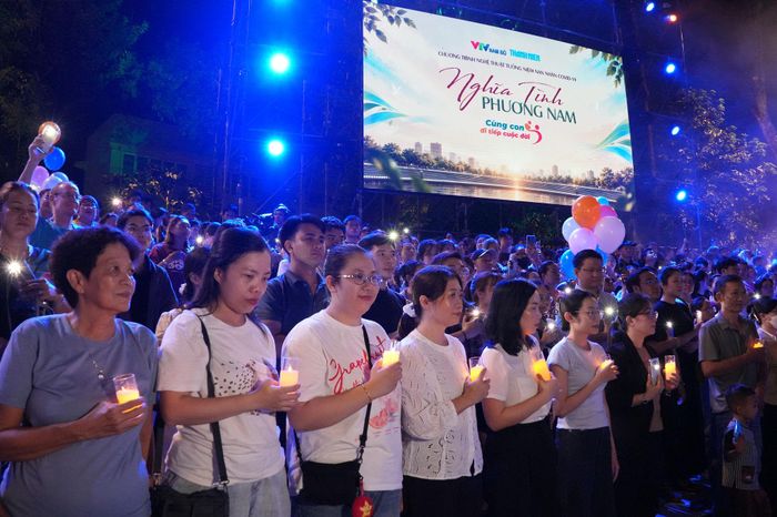 Hàng nghìn ánh nến và ánh sáng từ điện thoại được thắp lên tưởng niệm những người đã mất vì đại dịch Covid-19. Ảnh: Thạc Hiếu
