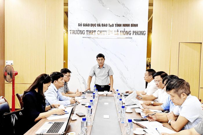 Ban Văn hóa - Xã hội HĐND tỉnh Ninh Bình khảo sát việc thực hiện chính sách đối với các trường chuyên trên địa bàn. Ảnh: Trung Khánh