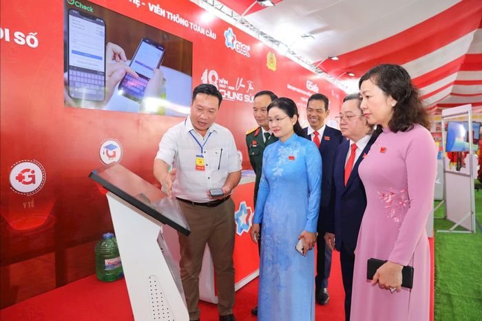 Lãnh đạo TP. Đồng Nai tham quan các sản phẩm công nghệ số, đổi mới sáng tạo. Ảnh: Văn Dũng