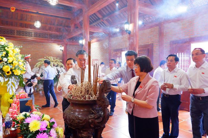 Các đại biểu trong đoàn công tác dâng hương tại Nhà thờ Bác Hồ