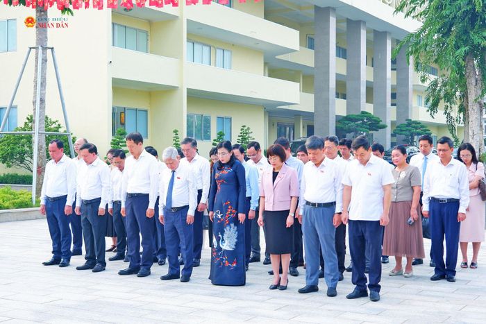 Phó Chủ tịch Thường trực Quốc hội Đỗ Văn Chiến và các thành viên đoàn công tác dành phút mặc niệm, tưởng nhớ Chủ tịch Hồ Chí Minh