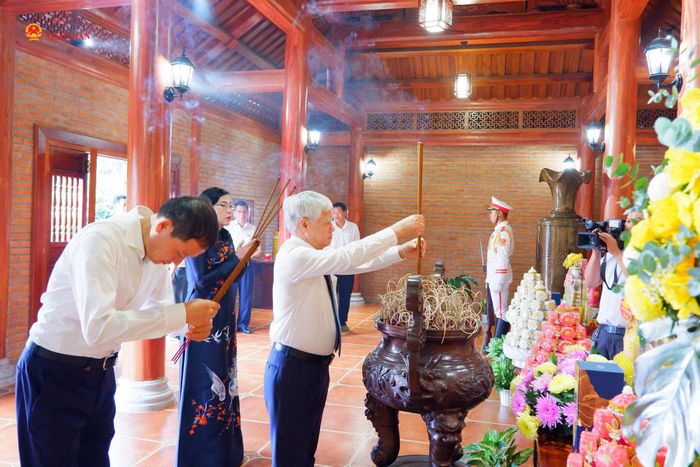 Phó Chủ tịch Thường trực Quốc hội Đỗ Văn Chiến dâng hương tại Nhà thờ Bác Hồ