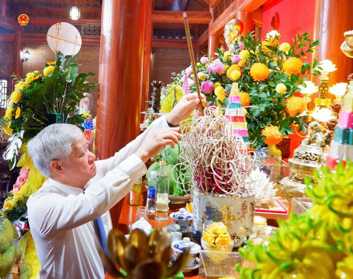 Phó Chủ tịch Thường trực Quốc hội Đỗ Văn Chiến dâng hương tại Nhà thờ Bác Hồ