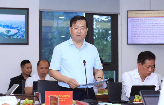 Giám đốc Sở Xây dựng Võ Nguyên Phong báo cáo tại buổi làm việc. Ảnh: Viết Thành