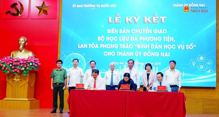 Lễ chuyển giao Bộ học liệu phục vụ phong trào "Bình dân học vụ số" cho Thành ủy Đồng Nai