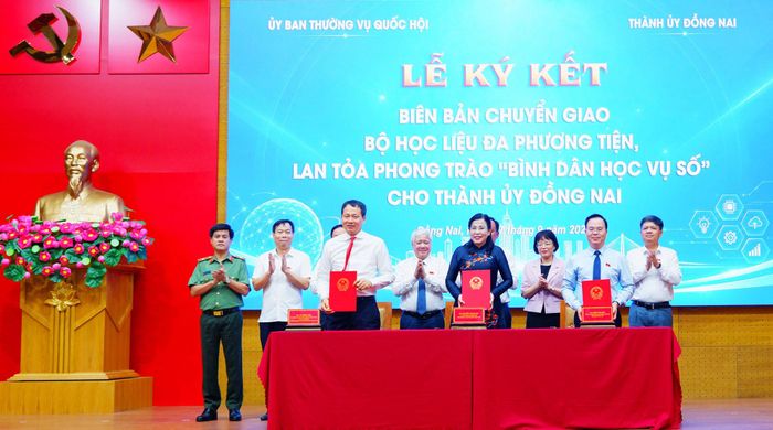 Lễ chuyển giao Bộ học liệu phục vụ phong trào Bình dân học vụ số cho Thành ủy Đồng Nai