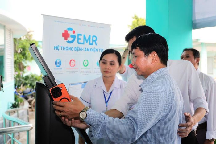 Mục tiêu cuối cùng trong chuyển đổi số là giúp cán bộ y tế giảm thao tác hành chính, nâng cao hiệu quả công tác khám, chữa bệnh cho người dân