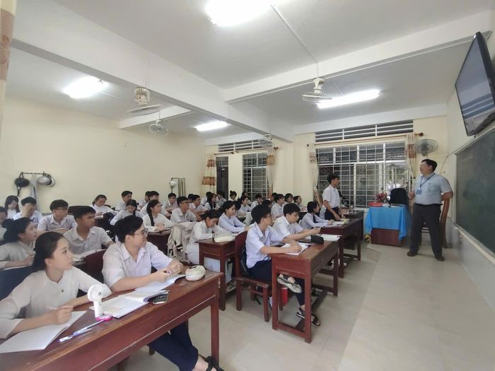 Thầy- trò cùng khắc phục khó khăn bằng sách giáo khoa bản mềm. Ảnh: Nguyễn Nguyên
