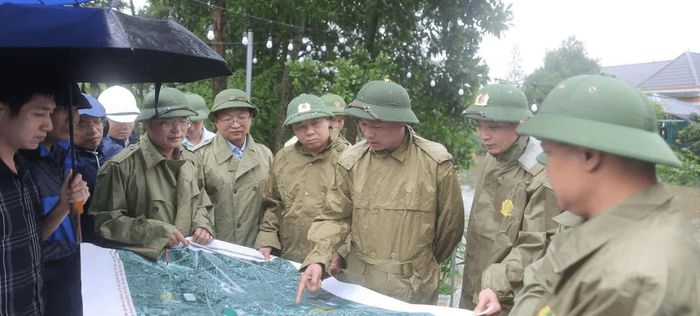 Chủ tịch UBND tỉnh Tô Anh Dũng kiểm tra chỉ đạo phương án khắc phục tình trạng ngập nước tại khu dân cư An Hoạch. Ảnh: Phong Sắc