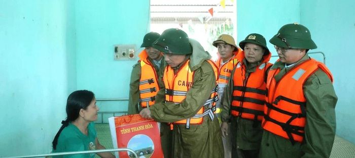 Phó Bí thư Tỉnh ủy, Chủ tịch UBND tỉnh Thanh Hóa Tô Anh Dũng thăm hỏi, động viên các hộ dân tại rốn lũ xã Kim Tân. Ảnh: Phong Sắc