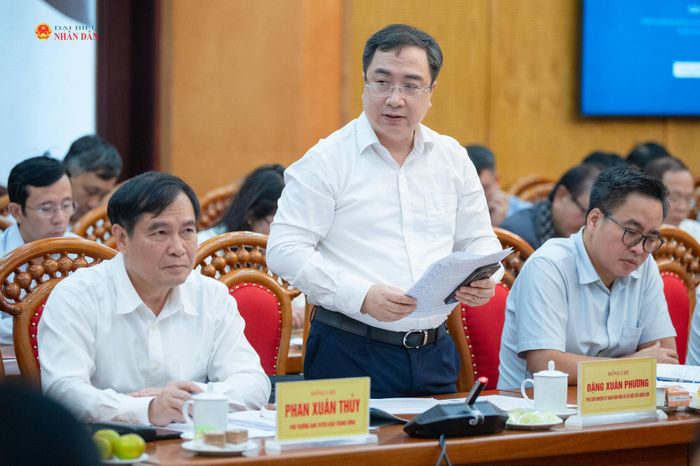 Phó Chủ nhiệm Ủy ban Văn hóa và Xã hội Đặng Xuân Phương phát biểu. Ảnh: Phạm Thắng