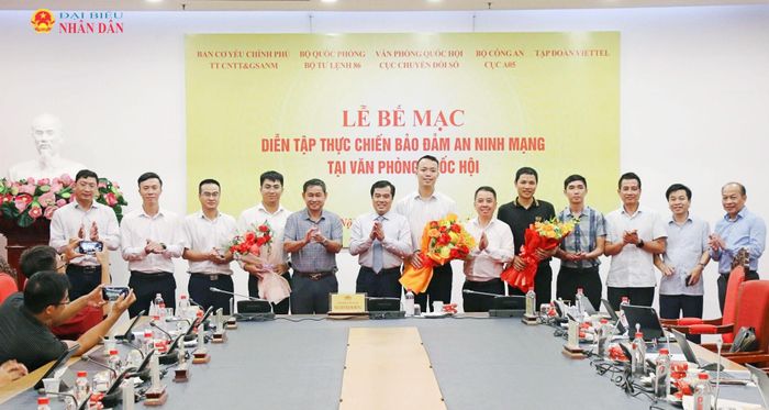 Các đại biểu tham dự buổi lễ chụp ảnh lưu niệm. Ảnh: Đắc Trường