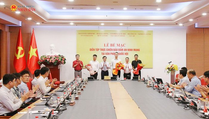 Phó Chủ nhiệm Văn phòng Quốc hội Nguyễn Mạnh Hùng chúc mừng các đơn vị tham gia diễn tập đã hoàn thành các nội dung, mục tiêu đề ra. Ảnh: Đắc Trường