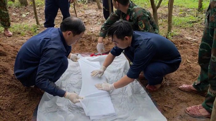 Hài cốt liệt sĩ tìm thấy đã được lực lượng chức năng bảo vệ, bảo quản cẩn trọng cùng các di vật. Ảnh: Võ Linh