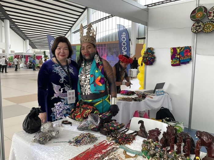 Chủ tịch Liên minh Hợp tác xã Việt Nam Cao Xuân Thu Vân thăm gian hàng Coop expo