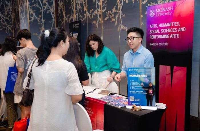 Đại diện từ Monash trực tiếp tư vấn cho phụ huynh và học sinh (Ảnh: Đại học Monash)