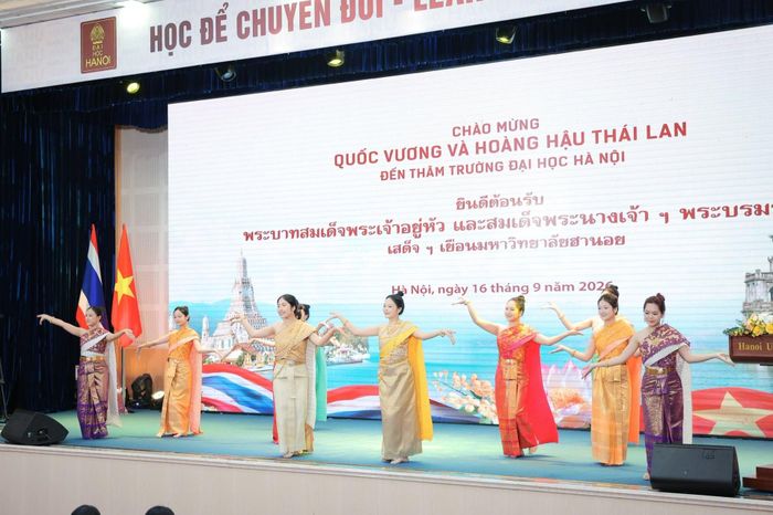 Nhà vua và Hoàng hậu Thái Lan thưởng thức các tiết mục mang đậm bản sắc văn hóa Thái Lan do sinh viên Việt Nam biểu diễn trong không khí gần gũi, thân mật (Ảnh: HANU).